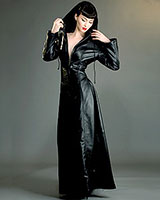 Gothica-Kleid aus schwarzem Leder mit Kapuze Gothica-Kleid aus schwarzem Leder mit Kapuze